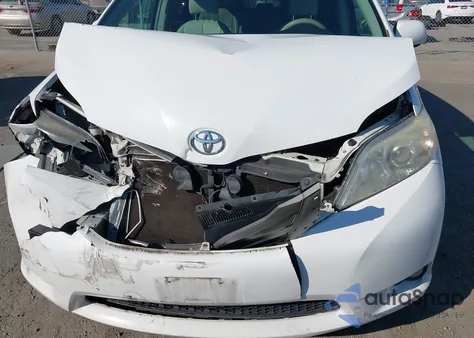 2014 Toyota Sienna Xle V6 8 Passenger z USA, uszkodzony, nr VIN 5TDYK3DC3ES473348